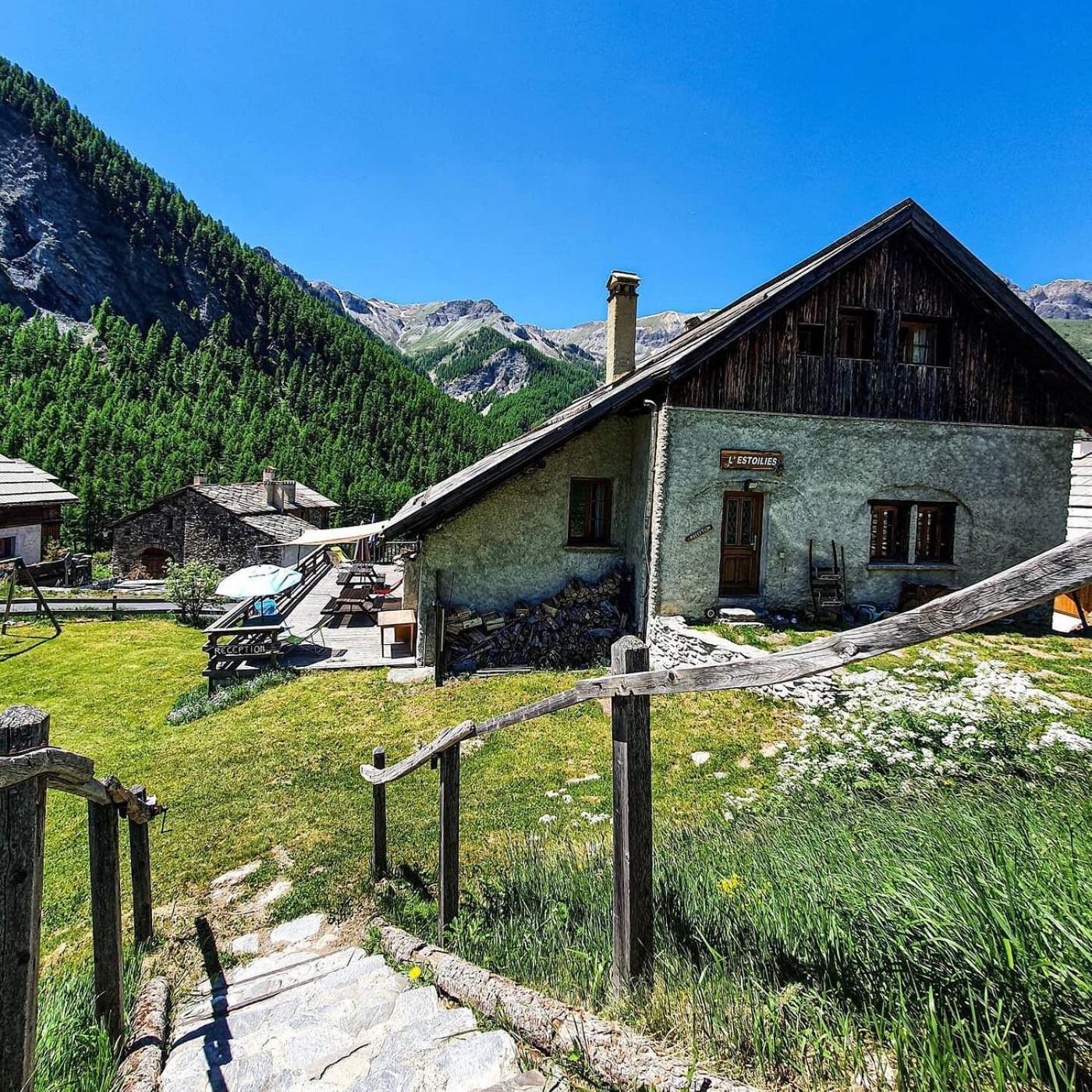 Auberge L'Estoilies Saint-Vérand Екстериор снимка